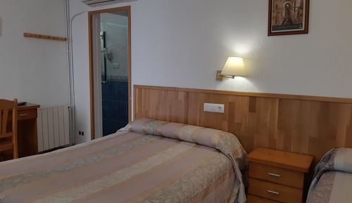 Chambre Triple, salle de bains privée (Cama Doble y Cama Individual)