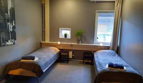 Chambre avec lits jumeaux, salle de bains commune