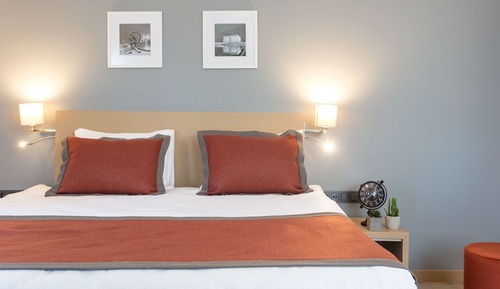 Chambre, 1 très grand lit, accessible aux personnes à mobilité réduite, non-fumeurs