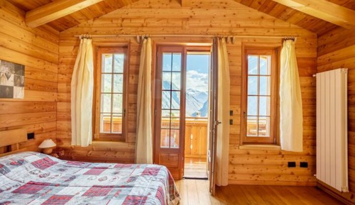 Chambre Confort Double ou avec lits jumeaux, salle de bains privée, vue montagne