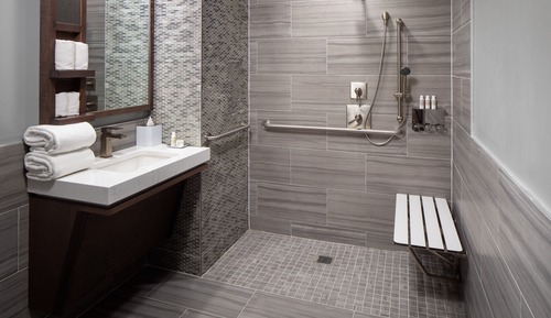 Chambre, 1 grand lit, accessible aux personnes à mobilité réduite (Comm, Mobility, Roll Shwr)