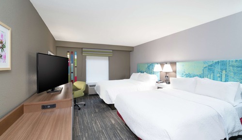 Chambre, 2 grands lits, réfrigérateur