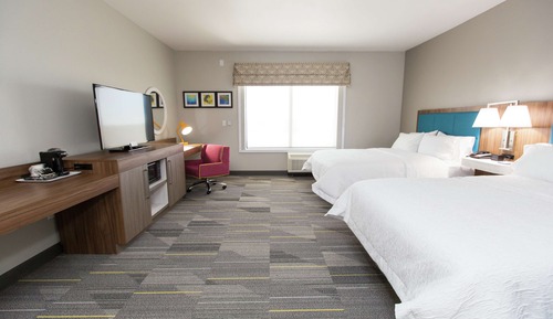 Chambre, 2 grands lits, accessible aux personnes à mobilité réduite, baignoire (Mobility & Hearing)