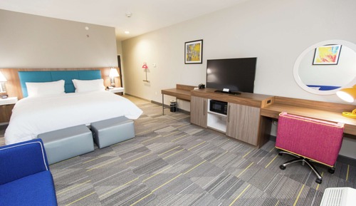 Chambre, 1 très grand lit et 1 canapé-lit, réfrigérateur et four à micro-ondes