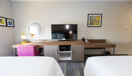 Chambre, 2 grands lits, réfrigérateur et four à micro-ondes
