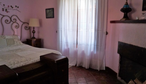Chambre, 1 très grand lit, salle de bains privée