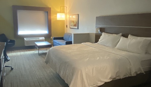 Suite, 1 très grand lit et 1 canapé-lit (Communications)
