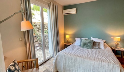 Chambre Double, salle de bains attenante, vue jardin