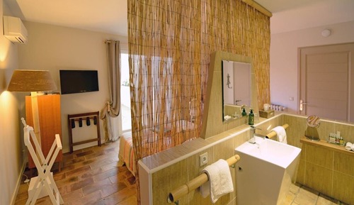 Chambre Double, salle de bains attenante, vue jardin (Les Canisses)