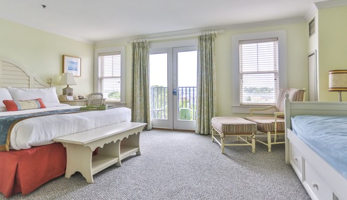 Chambre Supérieure, 1 très grand lit et 1 canapé-lit (King Waterview with Sleeper)