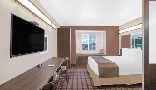 Suite, 1 grand lit et 1 canapé-lit, non-fumeurs, réfrigérateur et four à micro-ondes