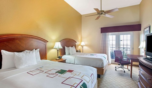 Chambre, 2 grands lits, non-fumeurs (Lake View, Patio, Tub with Grab Bars)