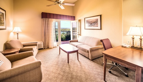 Suite Exécutive, 1 très grand lit, non-fumeurs (Lake View, Patio, Tub with Grab Bars)