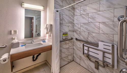 Chambre Standard, 2 grands lits, accessible aux personnes à mobilité réduite (Roll-In Shower)