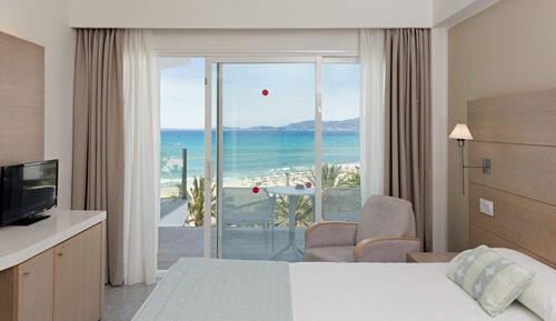 Chambre Double, balcon, vue partielle sur la mer