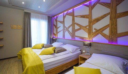 Chambre Triple Confort, 1 lit double et 1 canapé-lit