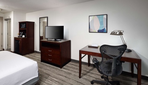 Chambre, 1 très grand lit, accessible aux personnes à mobilité réduite (Roll-In Shower)