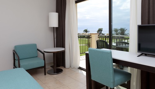 Chambre Double, vue partielle sur la mer (1 adult and 2 children)