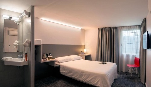 Chambre Double Standard, 1 grand lit, accessible aux personnes à mobilité réduite
