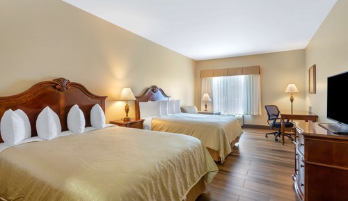 Chambre Standard, 2 grands lits, non-fumeurs, réfrigérateur et four à micro-ondes (Pet Friendly)