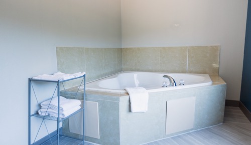 Suite, 1 très grand lit, baignoire à jets