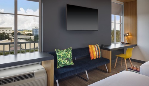 Chambre, 2 grands lits, vue ville