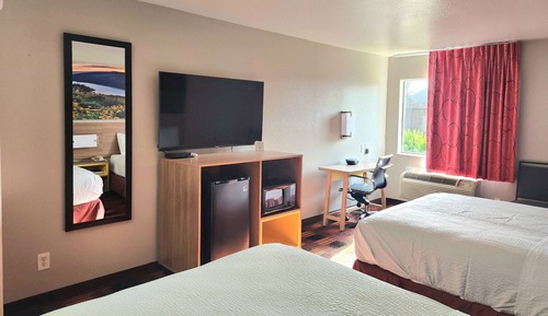 Chambre, 2 grands lits, non-fumeurs, réfrigérateur et four à micro-ondes
