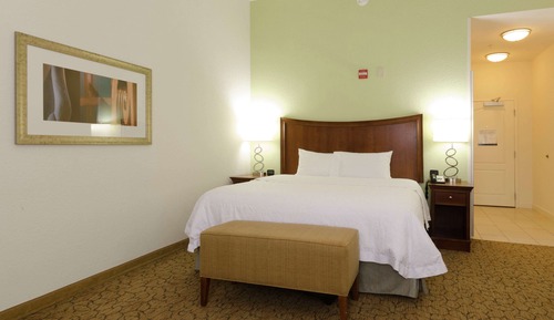 Chambre, 1 très grand lit, accessible aux personnes à mobilité réduite (Hearing)