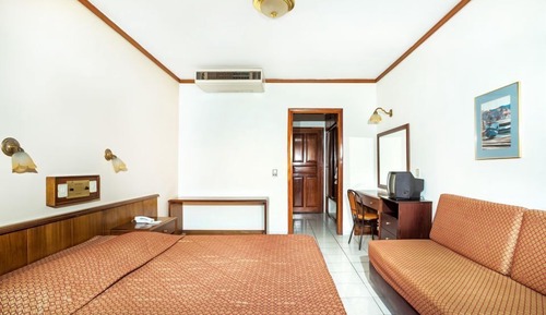 Chambre Double, vue partielle sur la mer