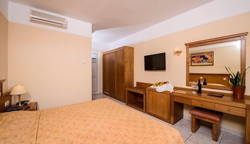 Chambre avec lits jumeaux, vue partielle sur la mer