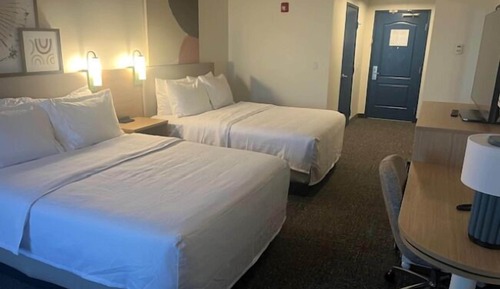 Chambre, plusieurs lits, accessible aux personnes à mobilité réduite, baignoire (Mobility)