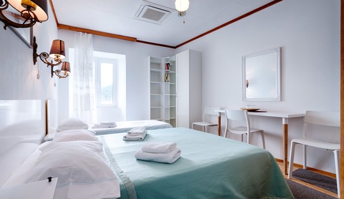 Chambre Triple, salle de bains attenante