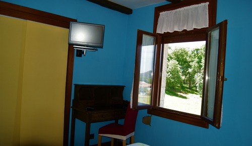 Chambre, salle de bains attenante, vue montagne