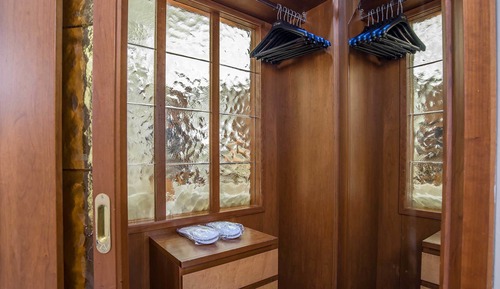 Suite Luxe, 1 très grand lit et 1 canapé-lit, bain à remous