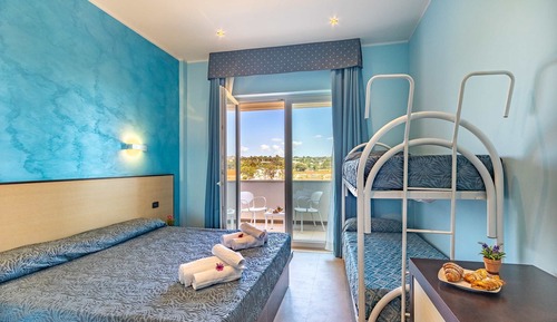 Chambre Familiale, balcon, vue mer