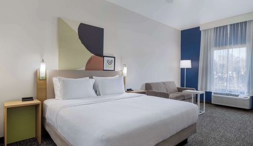 Chambre, 1 très grand lit et 1 canapé-lit, accessible aux personnes à mobilité réduite