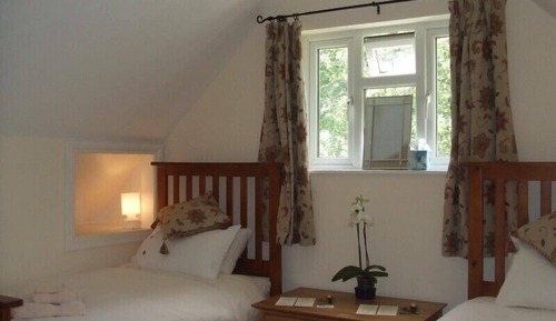Chambre avec lits jumeaux, salle de bains privée
