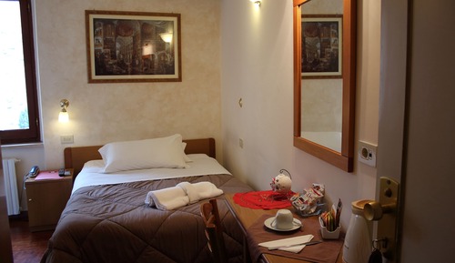 Chambre Simple, 1 grand lit 1 place