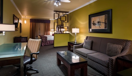 Suite, 1 très grand lit, accessible aux personnes à mobilité réduite (Walk-in Shower;with Sofabed)
