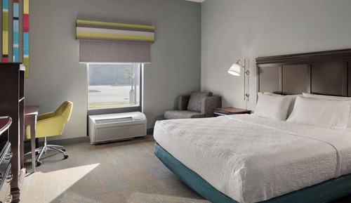 Chambre Standard, 1 très grand lit, accessible aux personnes à mobilité réduite (Roll In Shower)