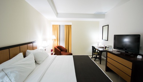 Chambre Standard, 1 très grand lit, baignoire accessible aux personnes à mobilité réduite