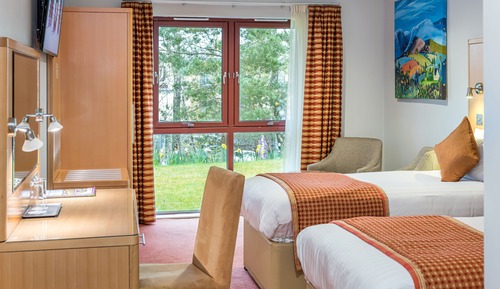 Chambre avec lits jumeaux, salle de bains attenante