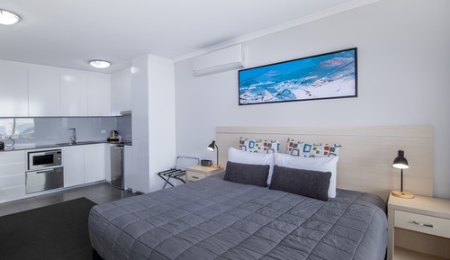 Studio Deluxe, 1 très grand lit, coin cuisine, vue partielle sur l'océan