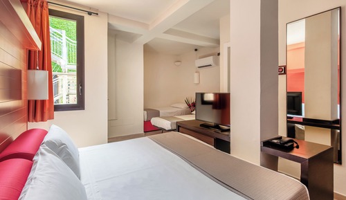 Chambre Quadruple Classique, vue jardin (2 adulti + 2 bambini)