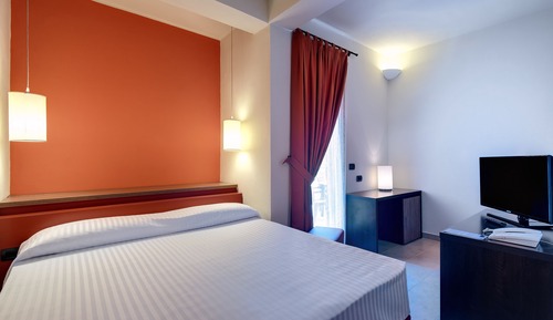 Chambre Triple Classique (2 adulti + 1 bambino)