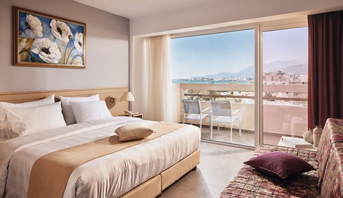 Chambre Triple, vue partielle sur la mer