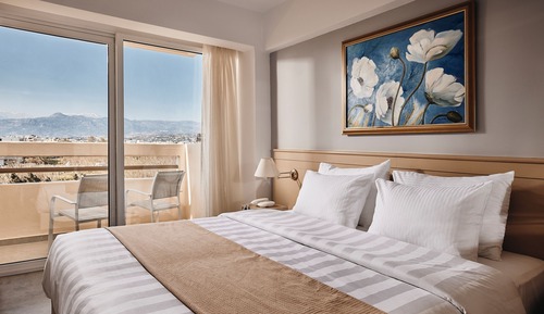 Chambre Double, vue partielle sur la mer