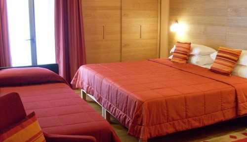 Chambre Triple Supérieure, accessible aux personnes à mobilité réduite, vue vignoble
