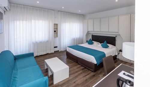 Chambre Familiale, 1 très grand lit et 1 canapé-lit, non-fumeurs