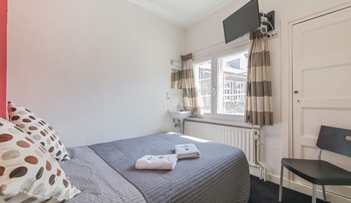 Chambre Double, salle de bains commune